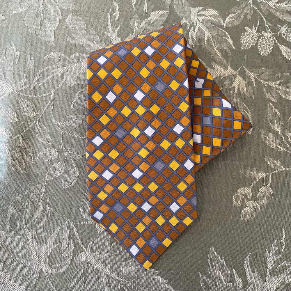Bill Blass Tie - Gold Pattern.